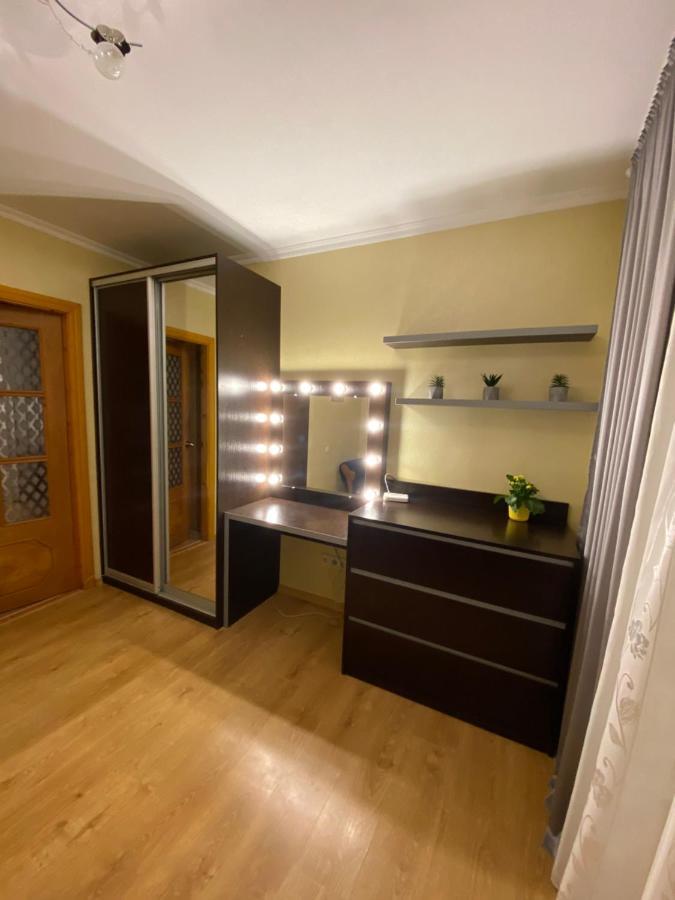 Затишна 2-Х Кімнатна Квартира - Дім Kamjanez-Podilskyj Exterior foto